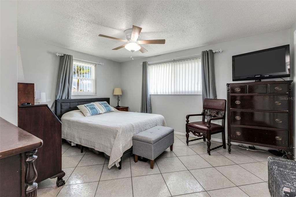 For Sale: $214,900 (2 beds, 2 baths, 891 Square Feet)