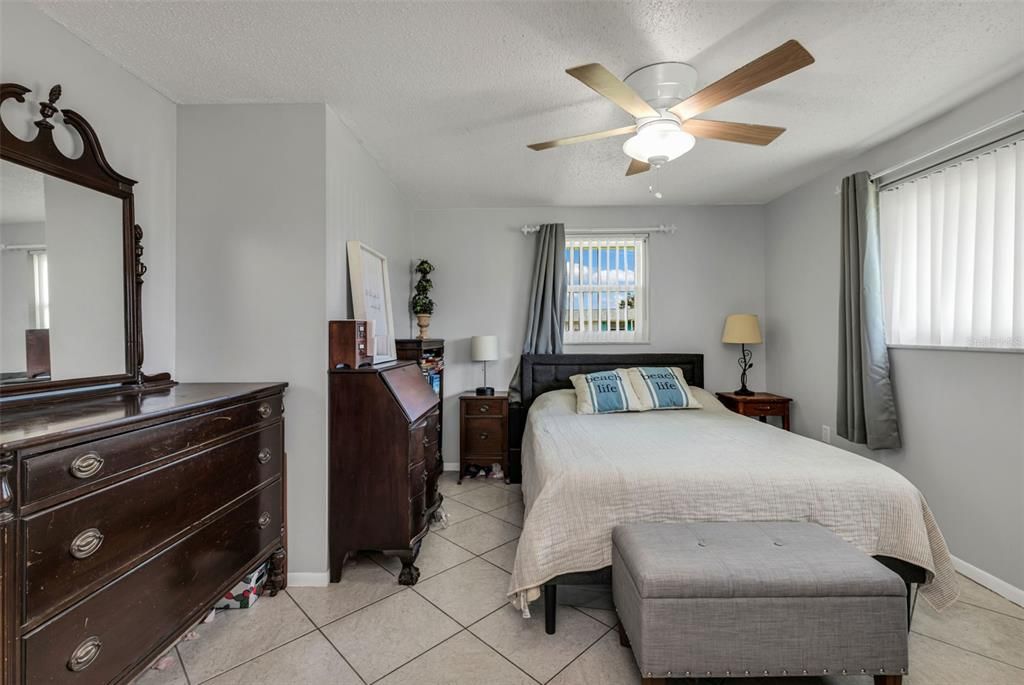 For Sale: $214,900 (2 beds, 2 baths, 891 Square Feet)