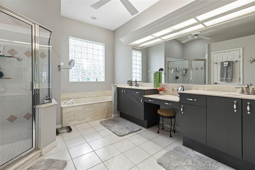 Activo con contrato: $685,000 (3 camas, 3 baños, 2404 Pies cuadrados)