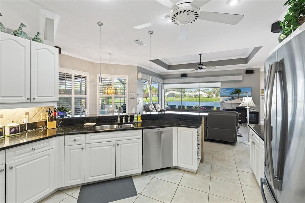 Activo con contrato: $685,000 (3 camas, 3 baños, 2404 Pies cuadrados)