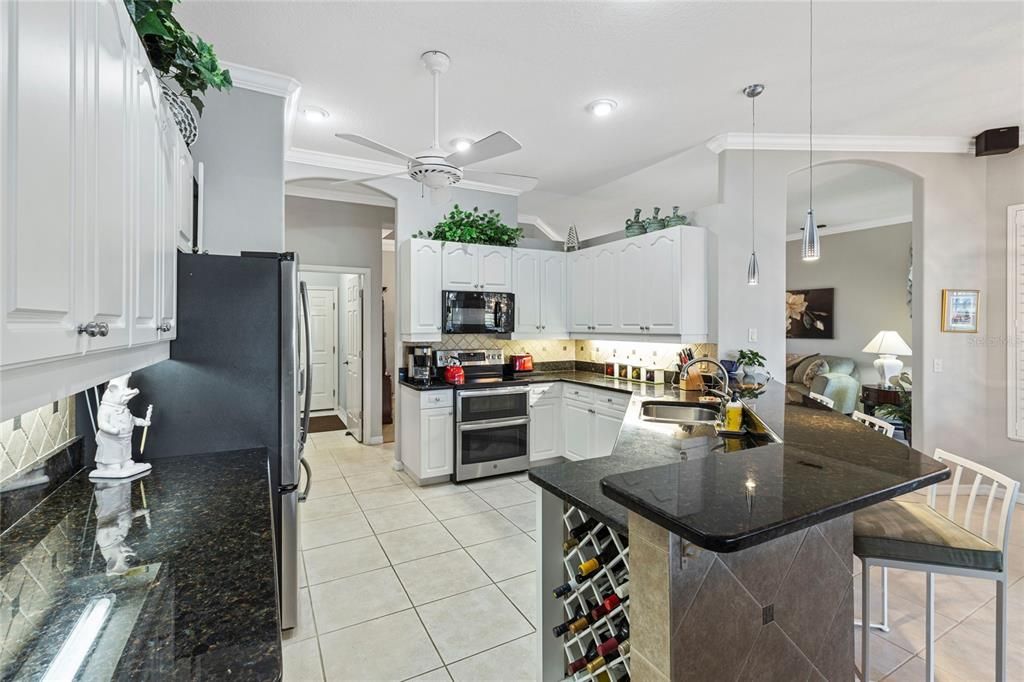 Activo con contrato: $685,000 (3 camas, 3 baños, 2404 Pies cuadrados)