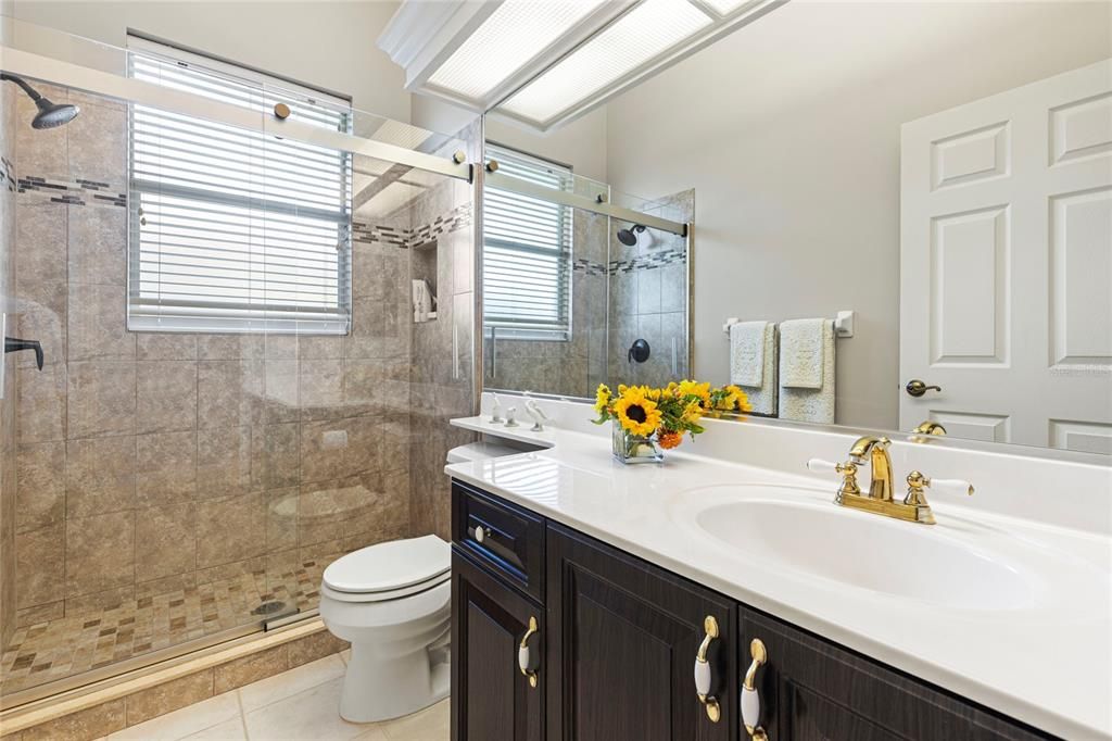 Activo con contrato: $685,000 (3 camas, 3 baños, 2404 Pies cuadrados)