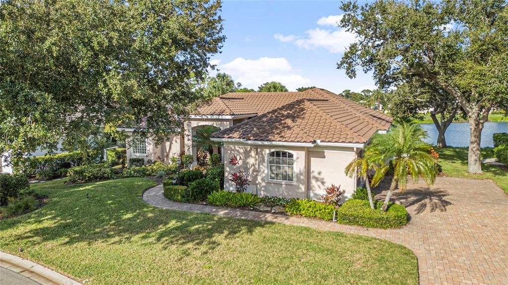 Activo con contrato: $685,000 (3 camas, 3 baños, 2404 Pies cuadrados)