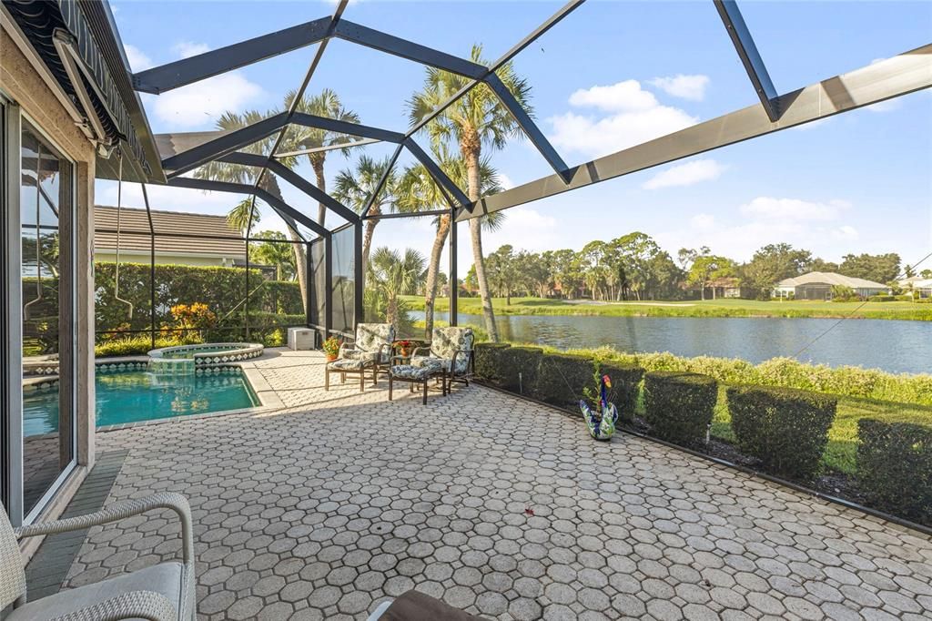 Activo con contrato: $685,000 (3 camas, 3 baños, 2404 Pies cuadrados)