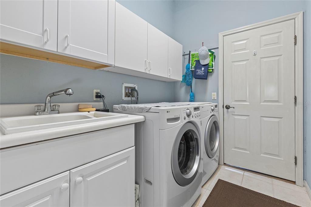 Activo con contrato: $685,000 (3 camas, 3 baños, 2404 Pies cuadrados)