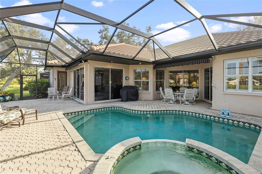 Activo con contrato: $685,000 (3 camas, 3 baños, 2404 Pies cuadrados)