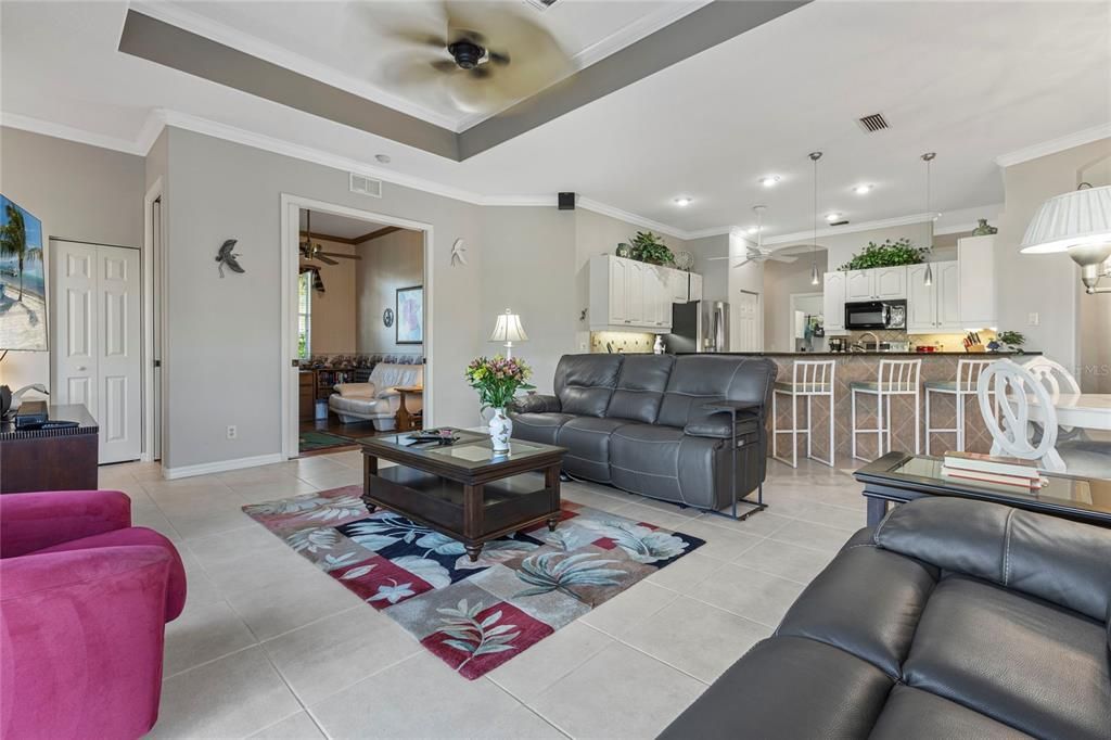 Activo con contrato: $685,000 (3 camas, 3 baños, 2404 Pies cuadrados)