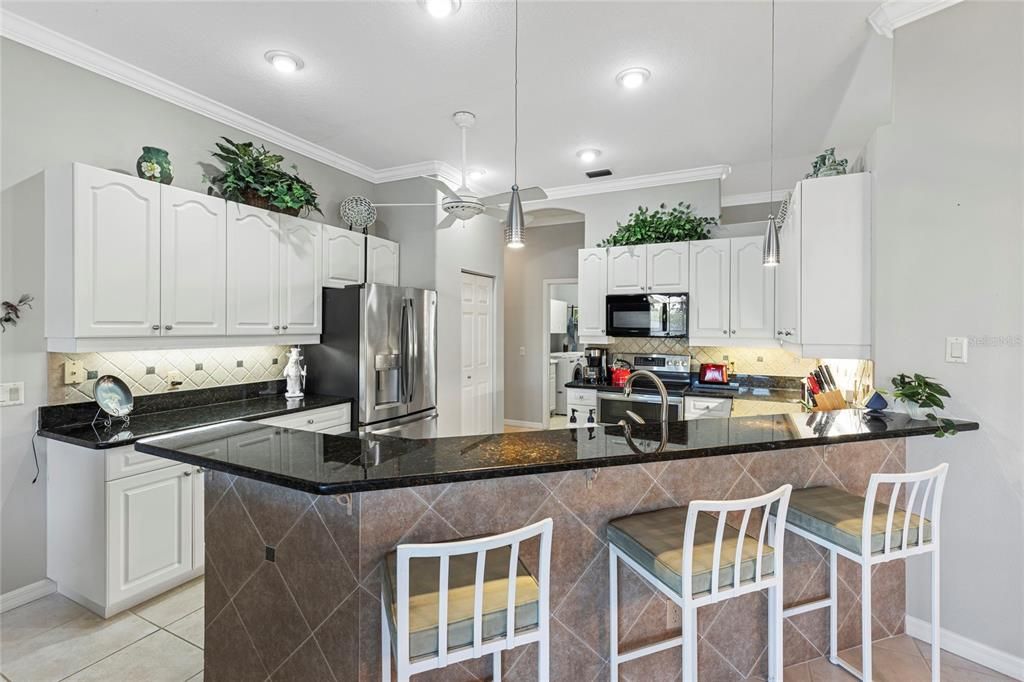 Activo con contrato: $685,000 (3 camas, 3 baños, 2404 Pies cuadrados)