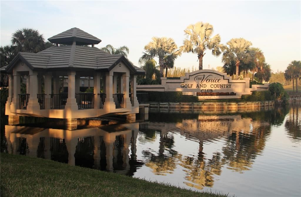 Activo con contrato: $685,000 (3 camas, 3 baños, 2404 Pies cuadrados)