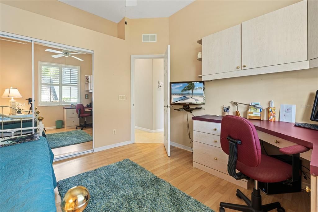 Activo con contrato: $685,000 (3 camas, 3 baños, 2404 Pies cuadrados)