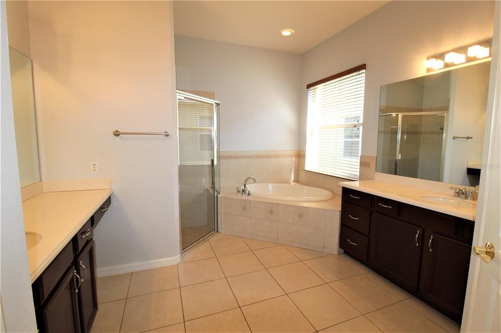 出租: $3,200 (4 贝兹, 2 浴室, 2308 平方英尺)