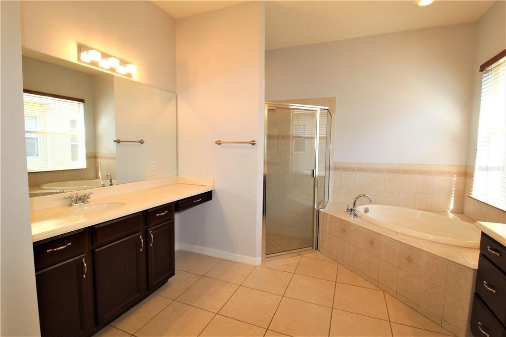 出租: $3,200 (4 贝兹, 2 浴室, 2308 平方英尺)