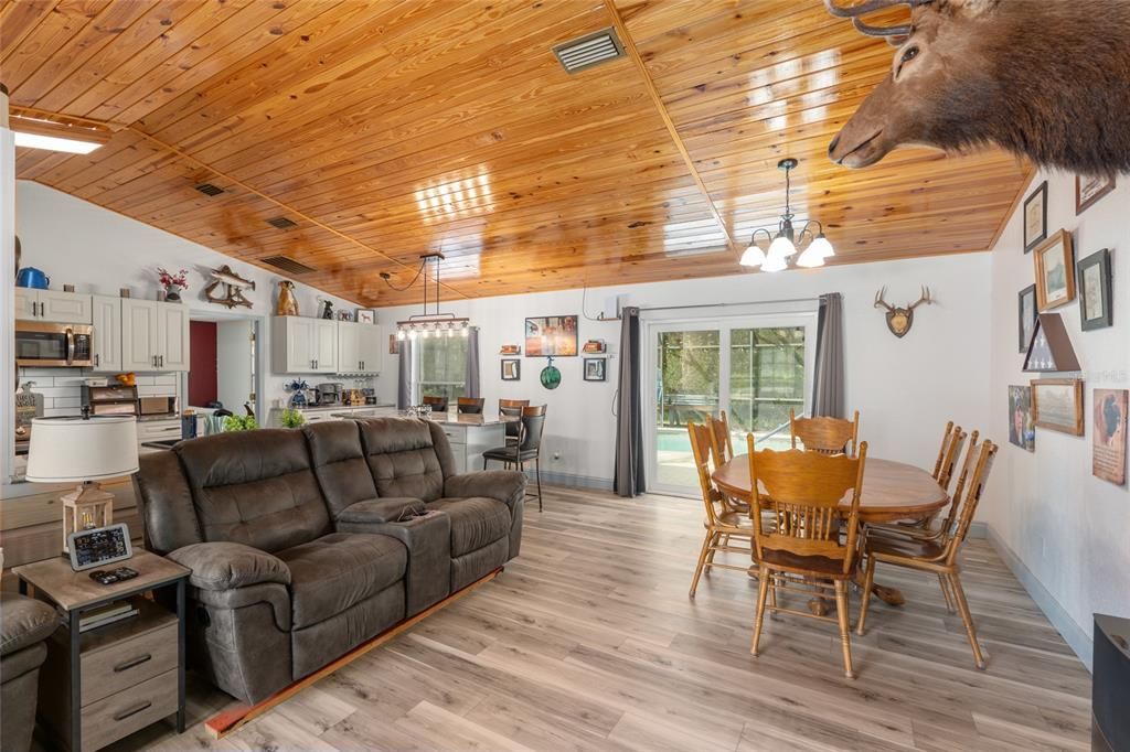 For Sale: $389,900 (3 beds, 2 baths, 1362 Square Feet)