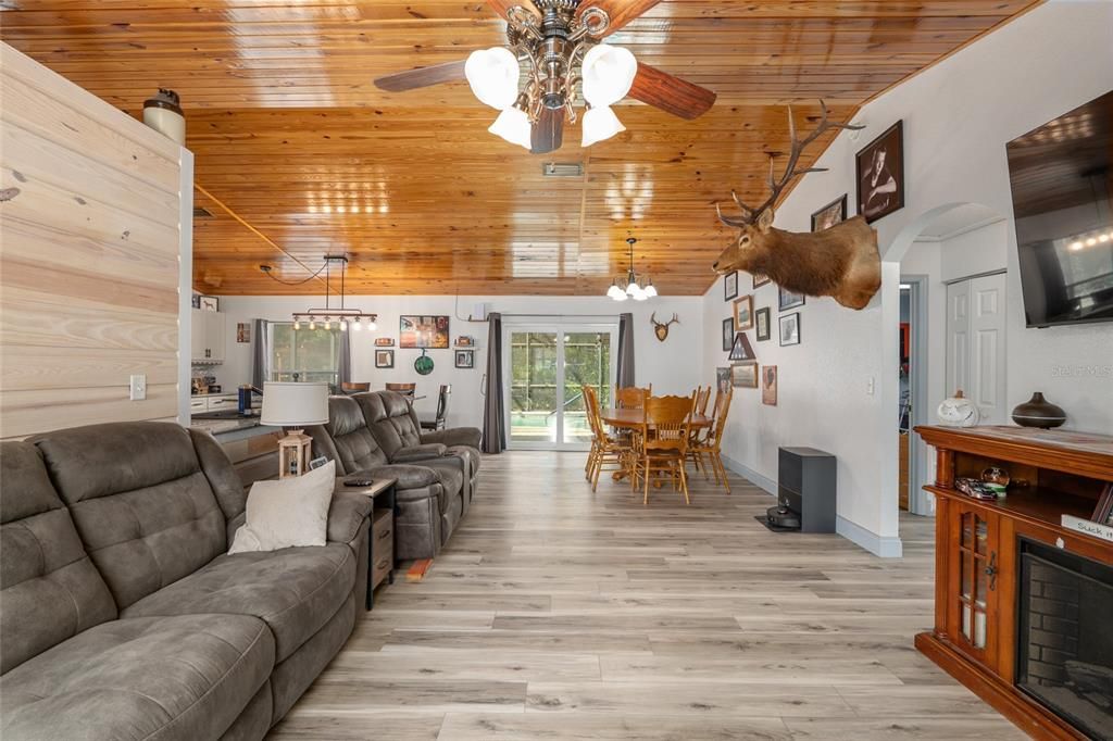 For Sale: $389,900 (3 beds, 2 baths, 1362 Square Feet)