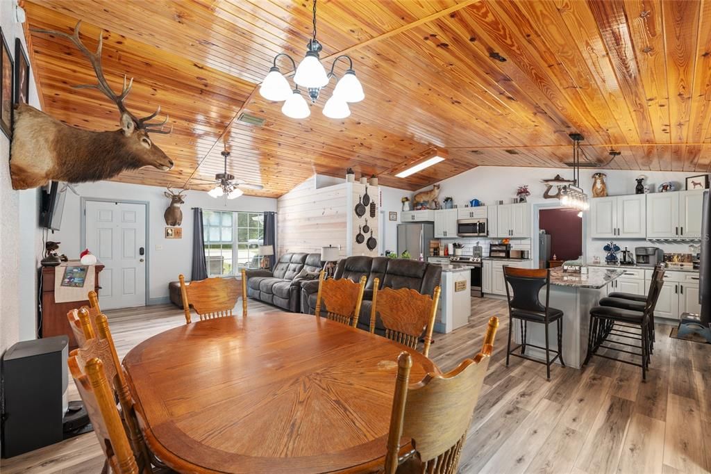 For Sale: $389,900 (3 beds, 2 baths, 1362 Square Feet)