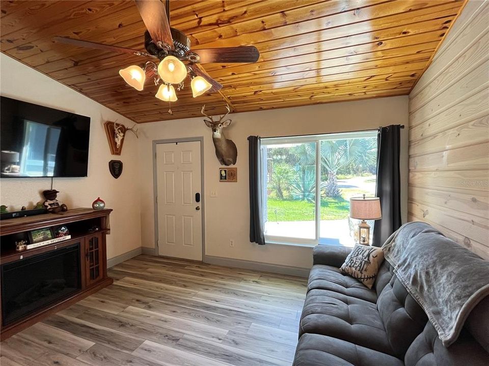 For Sale: $389,900 (3 beds, 2 baths, 1362 Square Feet)