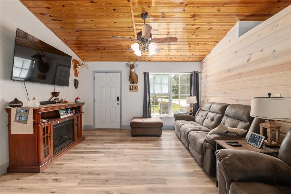 For Sale: $389,900 (3 beds, 2 baths, 1362 Square Feet)