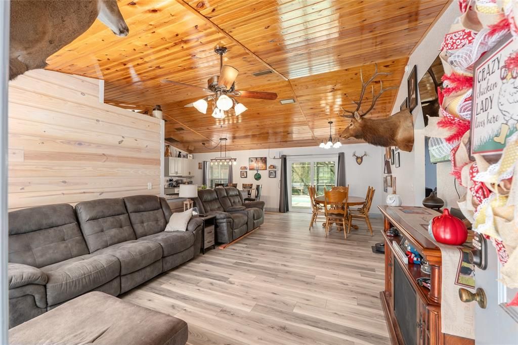 For Sale: $389,900 (3 beds, 2 baths, 1362 Square Feet)