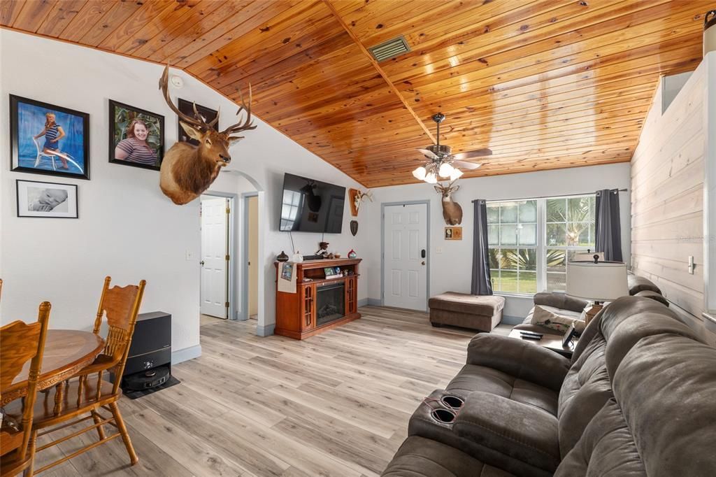 For Sale: $389,900 (3 beds, 2 baths, 1362 Square Feet)