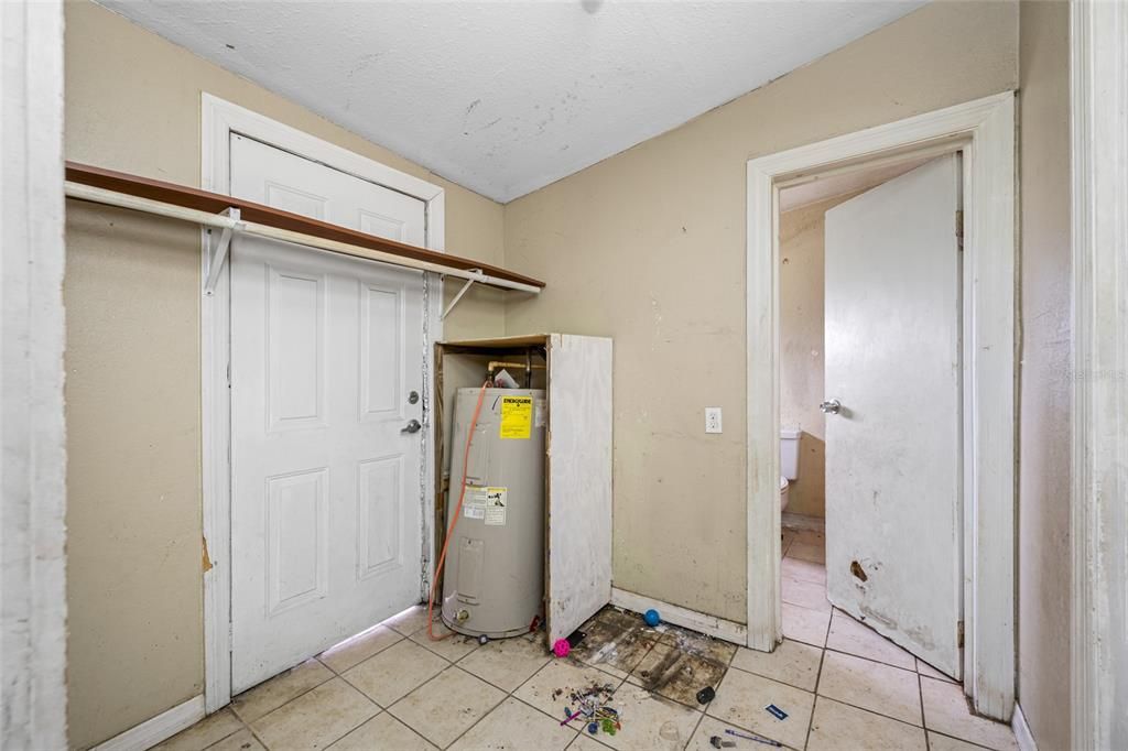 En Venta: $369,000 (4 camas, 2 baños, 1935 Pies cuadrados)