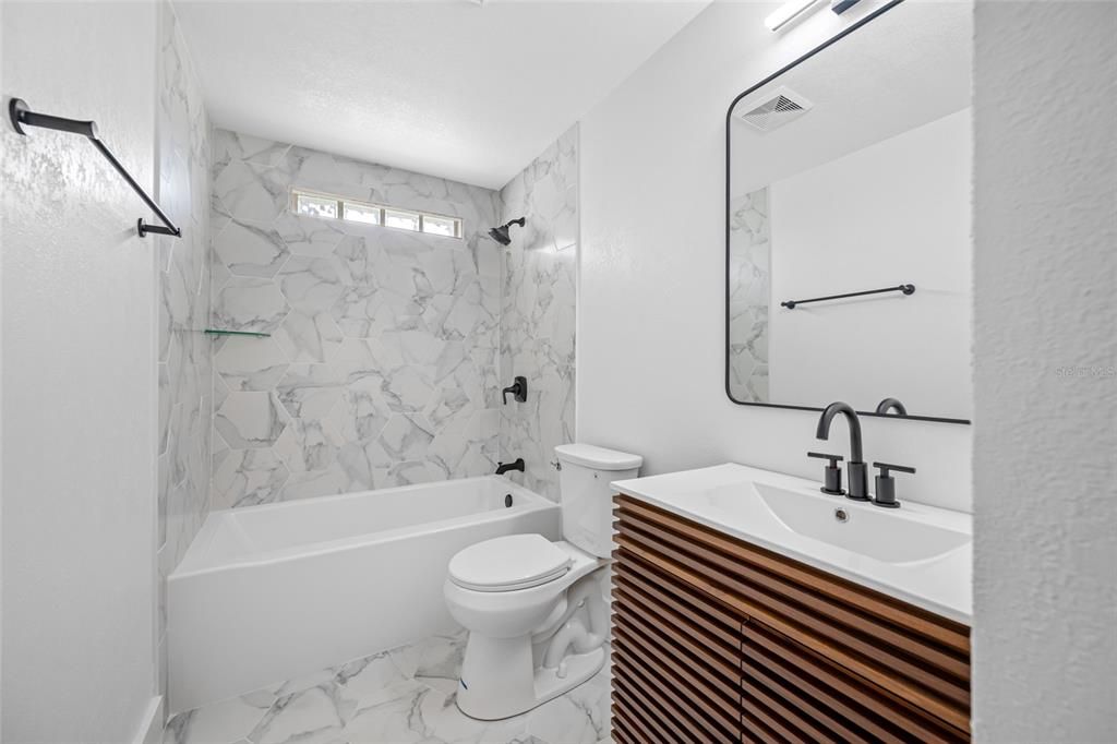 En Venta: $369,000 (4 camas, 2 baños, 1935 Pies cuadrados)