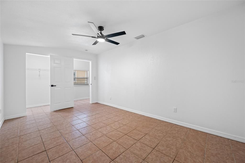 En Venta: $369,000 (4 camas, 2 baños, 1935 Pies cuadrados)