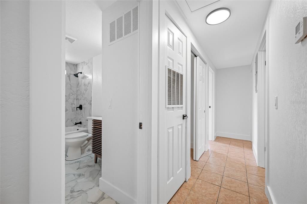 En Venta: $369,000 (4 camas, 2 baños, 1935 Pies cuadrados)