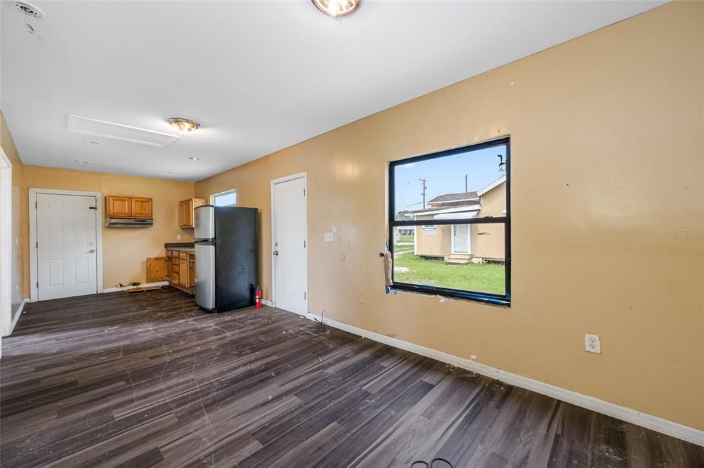 En Venta: $369,000 (4 camas, 2 baños, 1935 Pies cuadrados)