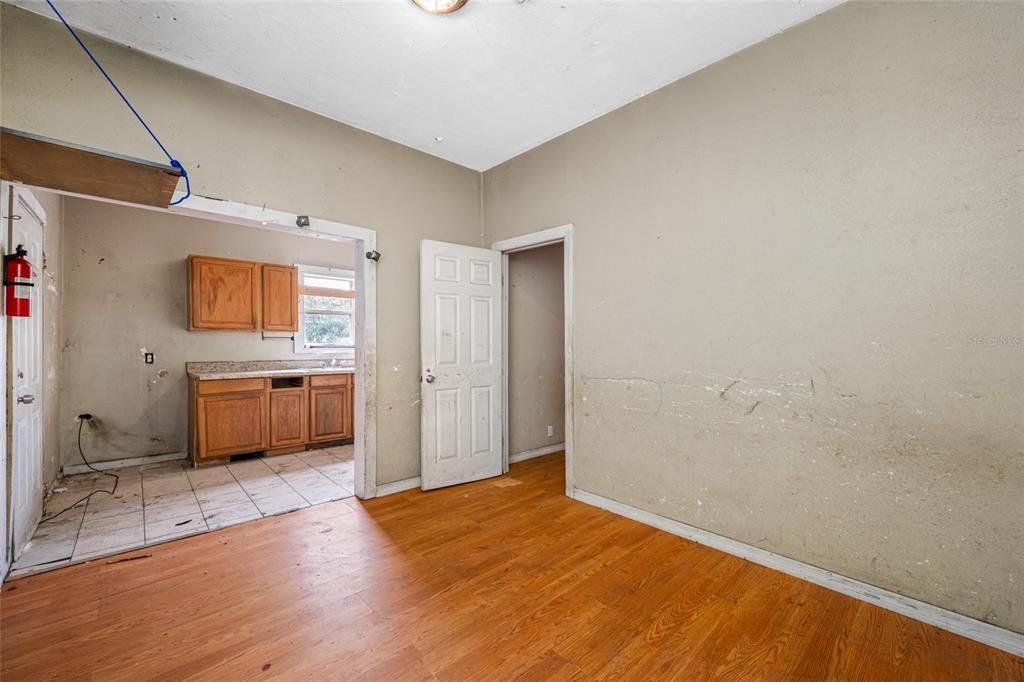 En Venta: $369,000 (4 camas, 2 baños, 1935 Pies cuadrados)