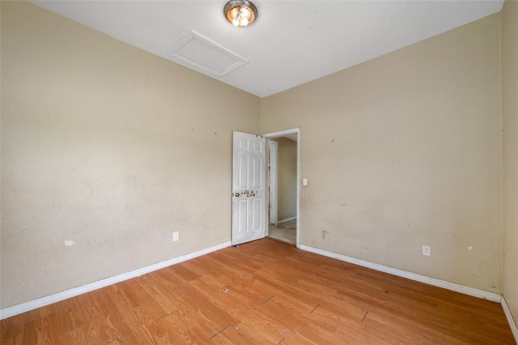 En Venta: $369,000 (4 camas, 2 baños, 1935 Pies cuadrados)