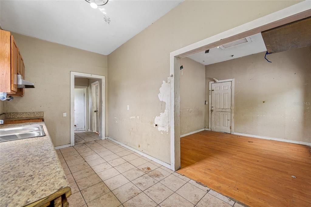 En Venta: $369,000 (4 camas, 2 baños, 1935 Pies cuadrados)