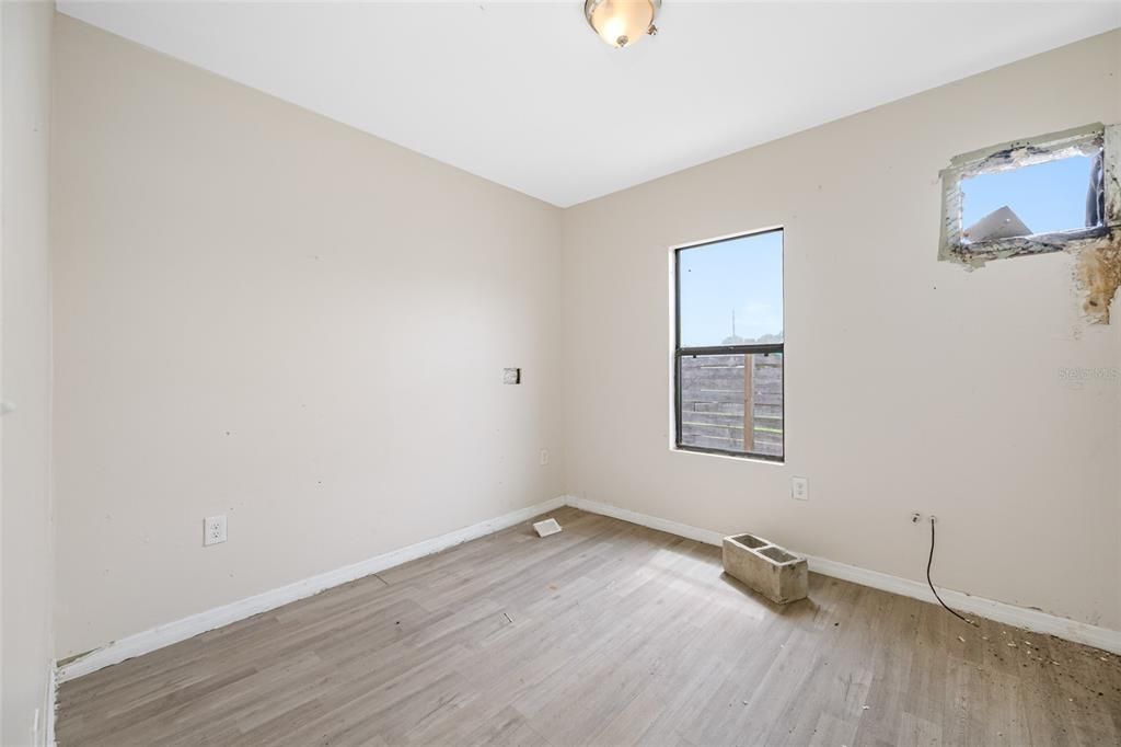 En Venta: $369,000 (4 camas, 2 baños, 1935 Pies cuadrados)