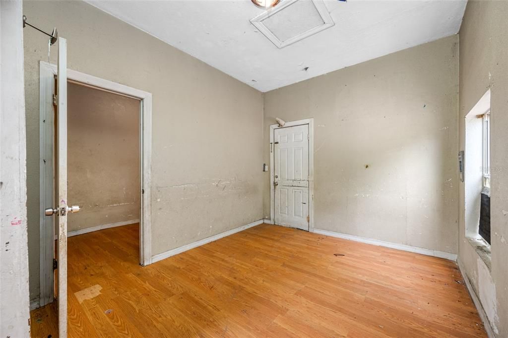 En Venta: $369,000 (4 camas, 2 baños, 1935 Pies cuadrados)