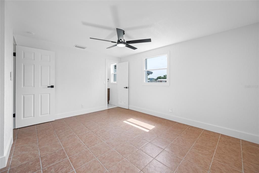 En Venta: $369,000 (4 camas, 2 baños, 1935 Pies cuadrados)