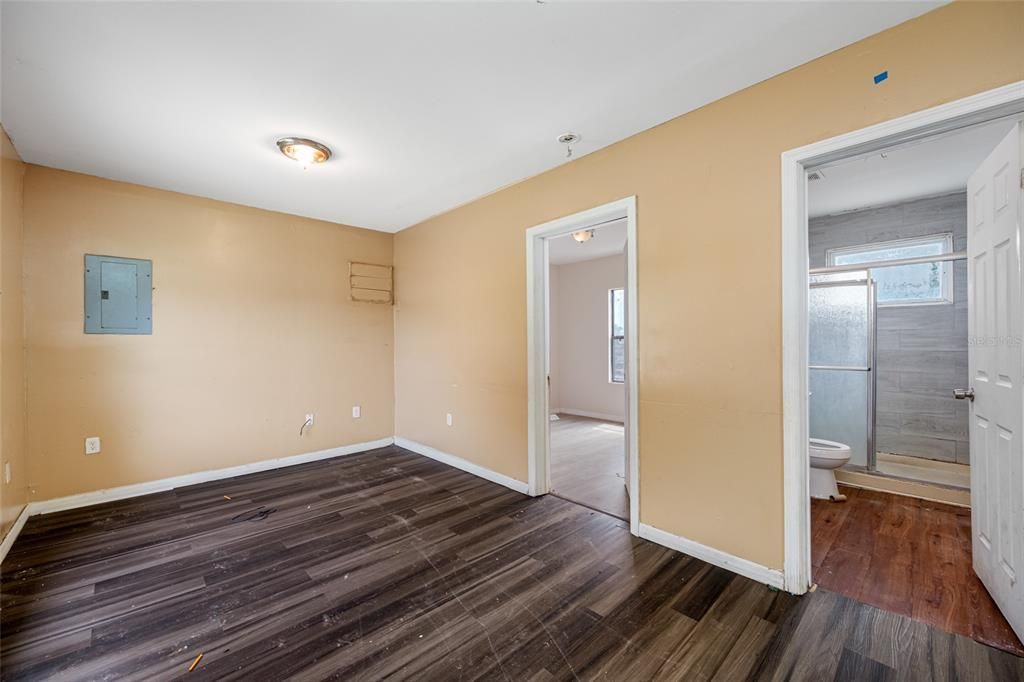 En Venta: $369,000 (4 camas, 2 baños, 1935 Pies cuadrados)