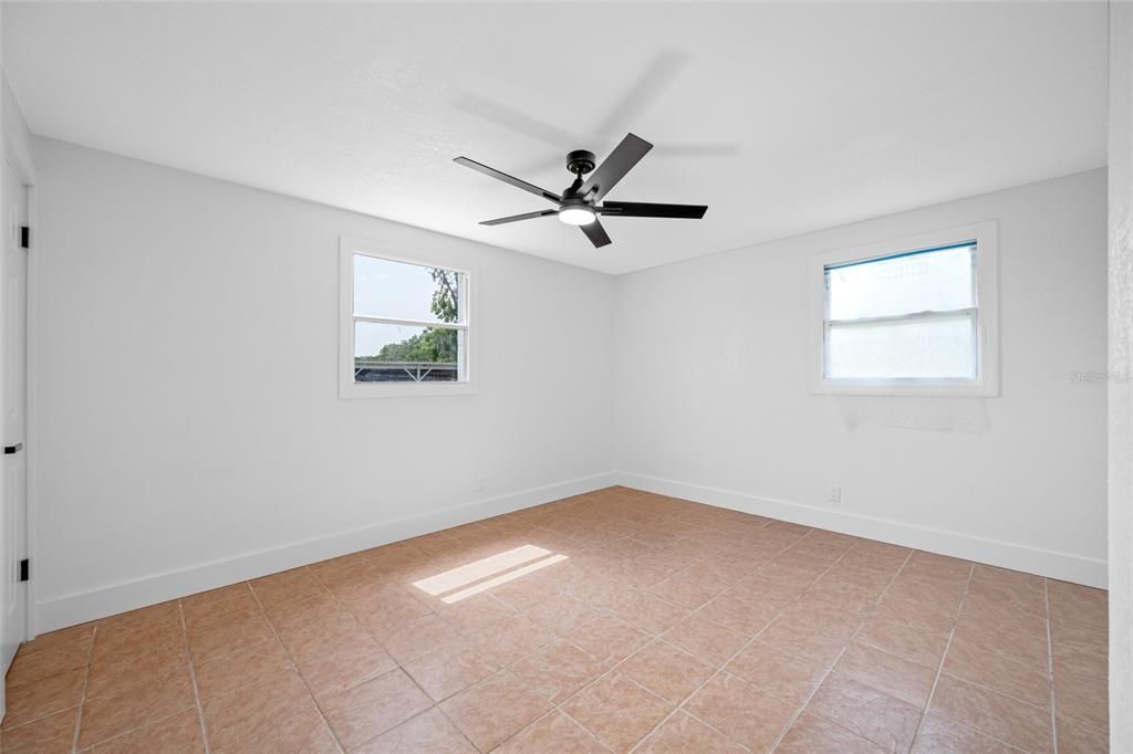 En Venta: $369,000 (4 camas, 2 baños, 1935 Pies cuadrados)