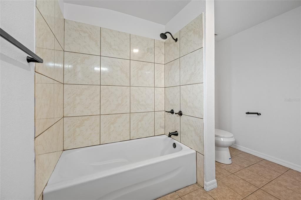 En Venta: $369,000 (4 camas, 2 baños, 1935 Pies cuadrados)