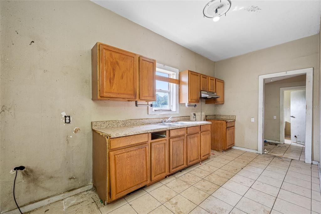 En Venta: $369,000 (4 camas, 2 baños, 1935 Pies cuadrados)