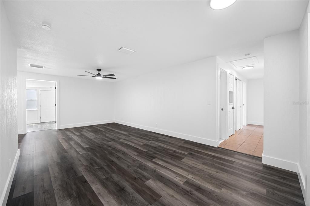 En Venta: $369,000 (4 camas, 2 baños, 1935 Pies cuadrados)