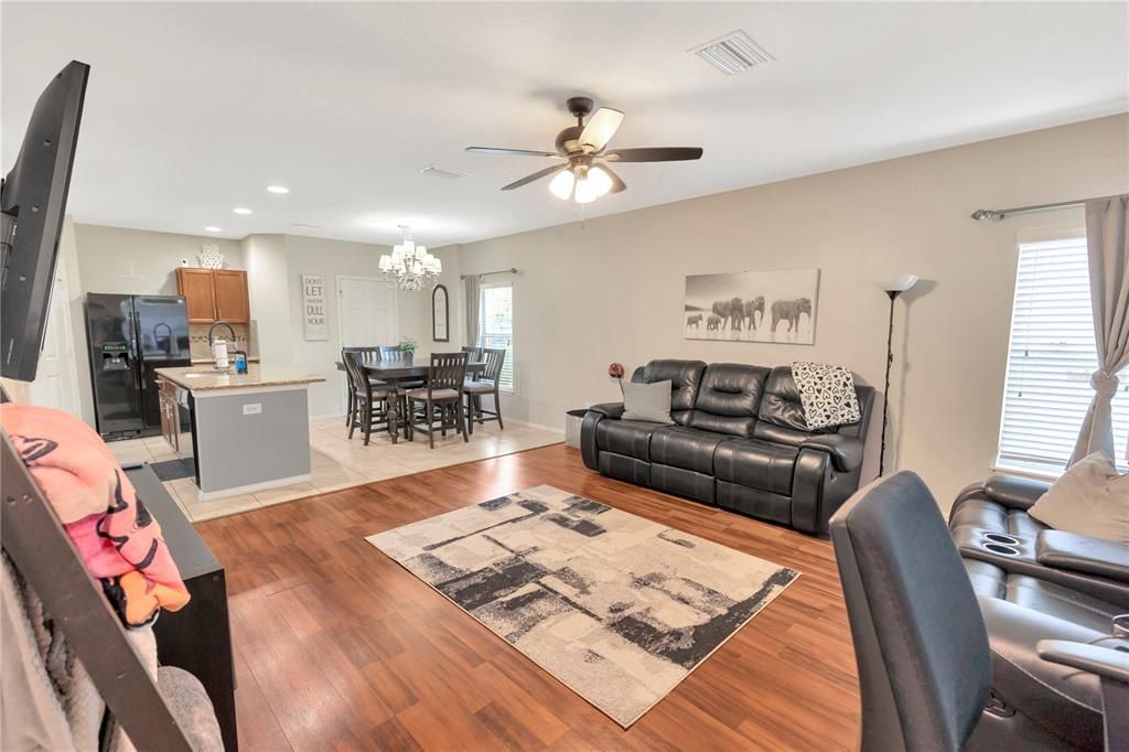 待售: $225,000 (2 贝兹, 2 浴室, 1280 平方英尺)