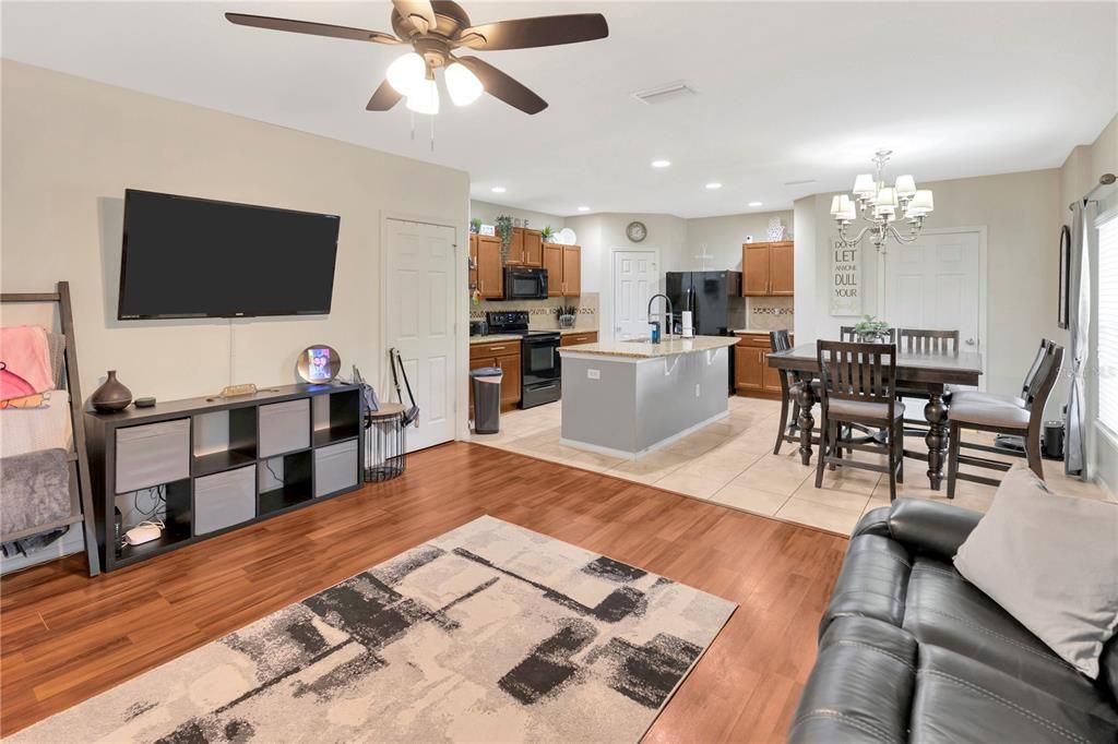 待售: $225,000 (2 贝兹, 2 浴室, 1280 平方英尺)