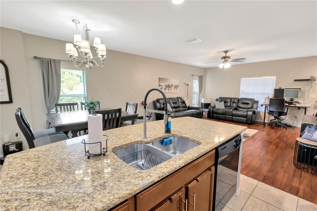 待售: $225,000 (2 贝兹, 2 浴室, 1280 平方英尺)