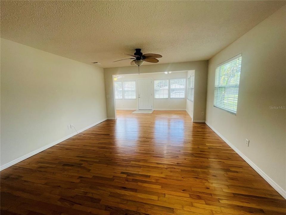 合同活跃: $289,900 (2 贝兹, 2 浴室, 1146 平方英尺)