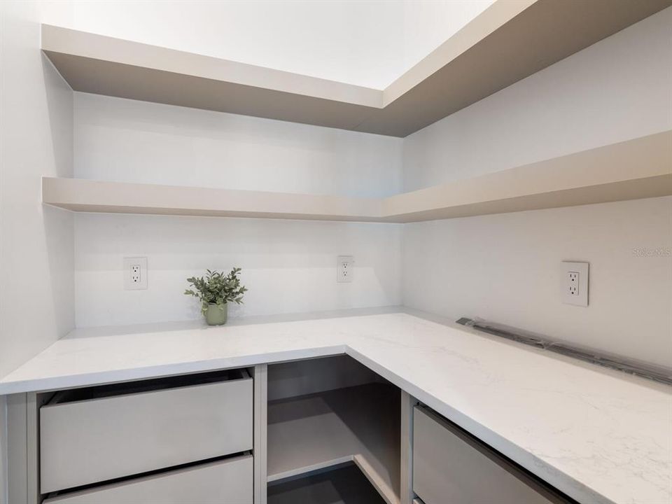 Activo con contrato: $2,649,000 (4 camas, 5 baños, 3864 Pies cuadrados)