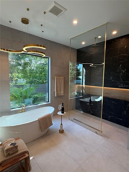 Activo con contrato: $2,649,000 (4 camas, 5 baños, 3864 Pies cuadrados)