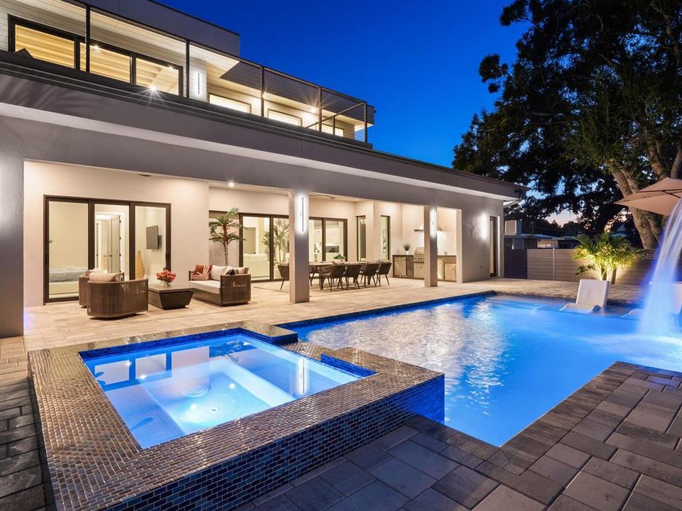 Activo con contrato: $2,649,000 (4 camas, 5 baños, 3864 Pies cuadrados)