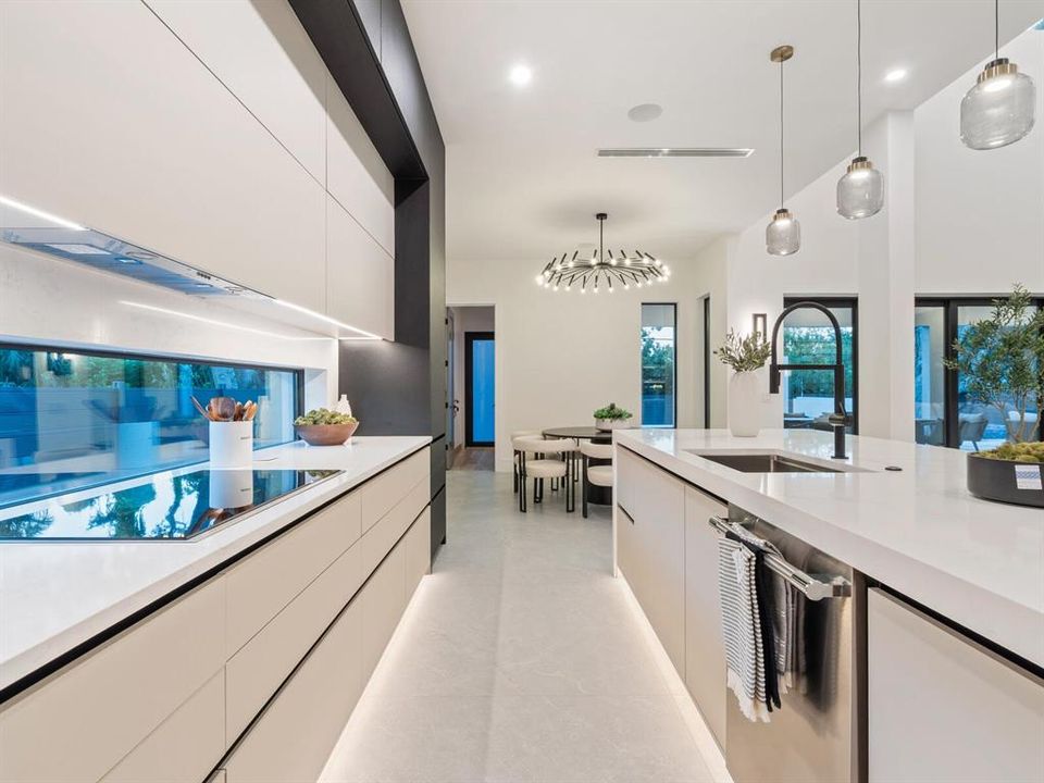 Activo con contrato: $2,649,000 (4 camas, 5 baños, 3864 Pies cuadrados)