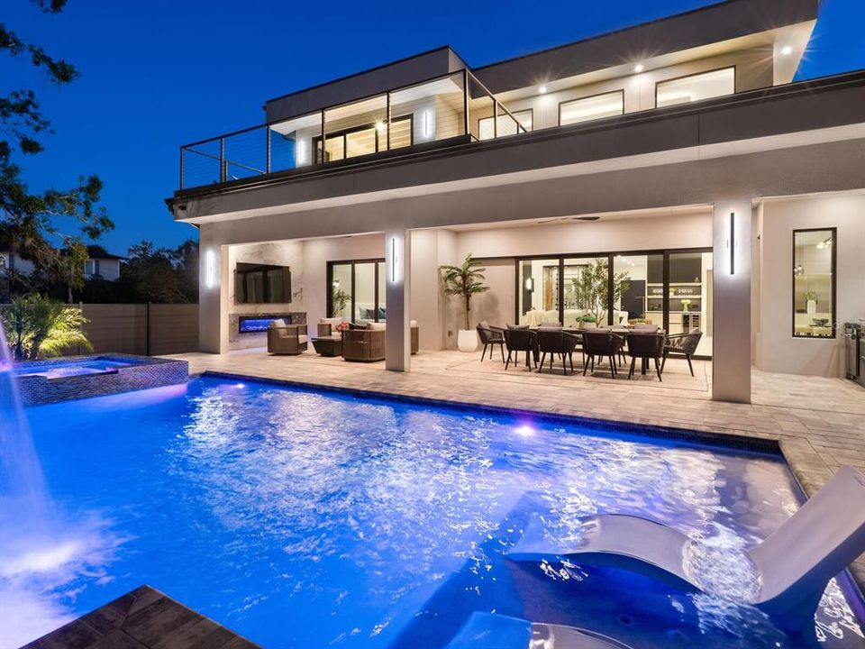 Activo con contrato: $2,649,000 (4 camas, 5 baños, 3864 Pies cuadrados)