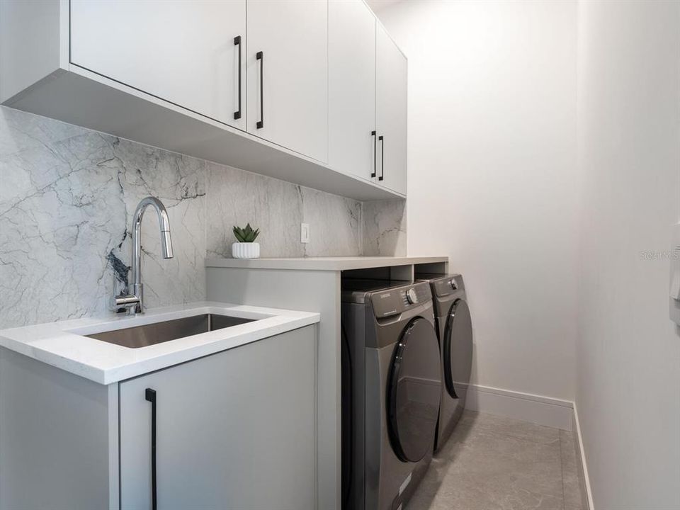 Activo con contrato: $2,649,000 (4 camas, 5 baños, 3864 Pies cuadrados)