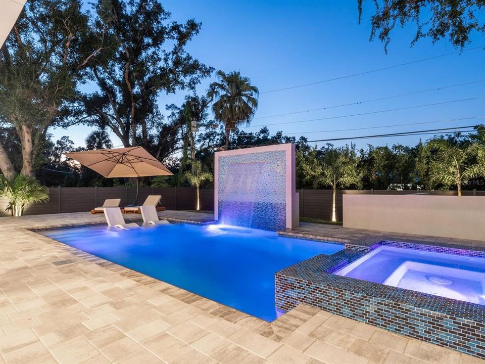 Activo con contrato: $2,649,000 (4 camas, 5 baños, 3864 Pies cuadrados)